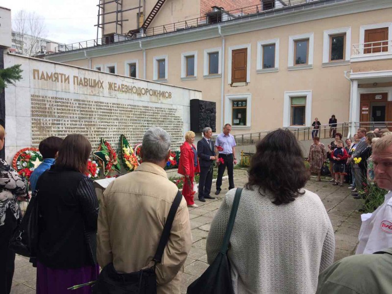 Торжественное возложение венков к памятнику погибших железнодорожников 