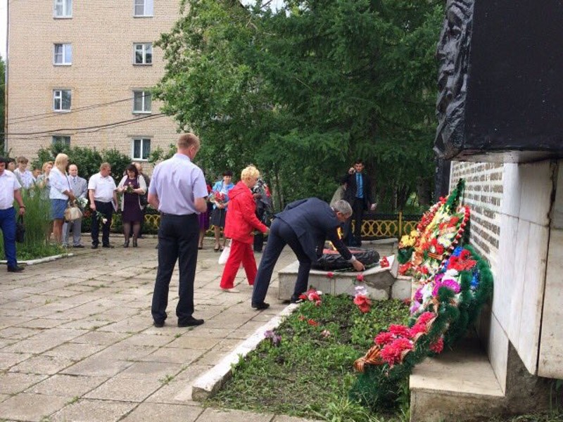 Торжественное возложение венков к памятнику погибших железнодорожников 